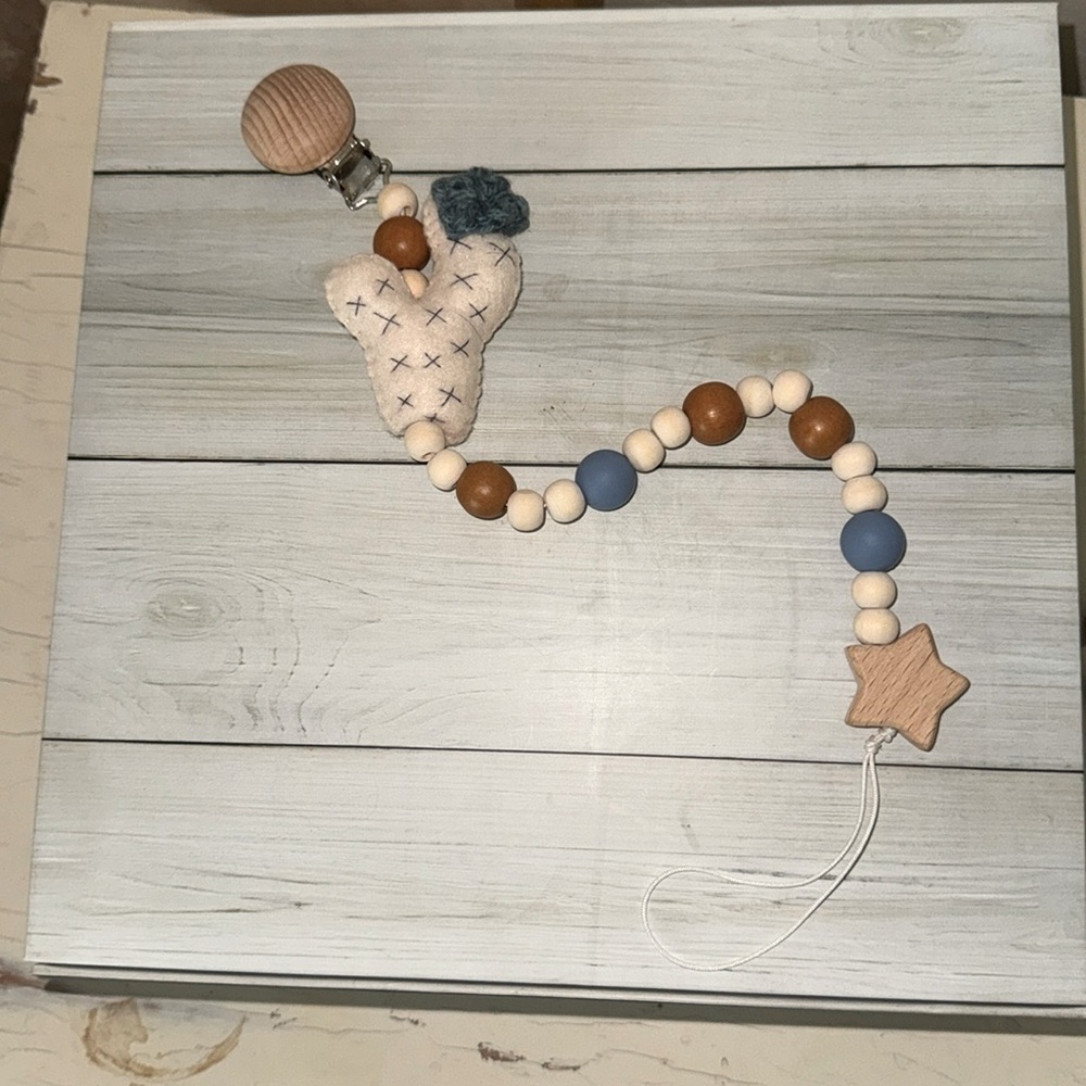 Handmade Silicon and Wood Pacifier Clip.